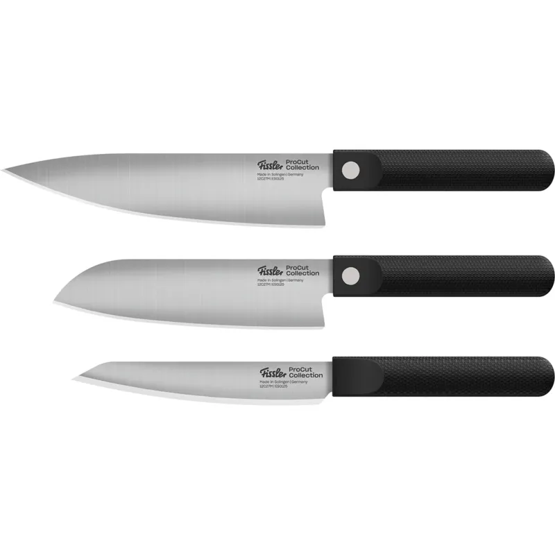 Das 3-teilige Fissler ProCut-Messerset – Universalmesser, Santokumesser und Kochmesser – besticht durch präzise gefertigte silberfarbene Klingen und ergonomische, schwarz strukturierte Griffe, die in einer horizontalen Reihe auf weißem Hintergrund angeordnet sind. Hergestellt von Fissler, der traditionsreichen deutschen Marke, die seit 1845 für außergewöhnliche Qualität, Langlebigkeit und innovatives Design bei Kochgeschirr und Küchenutensilien bekannt ist.