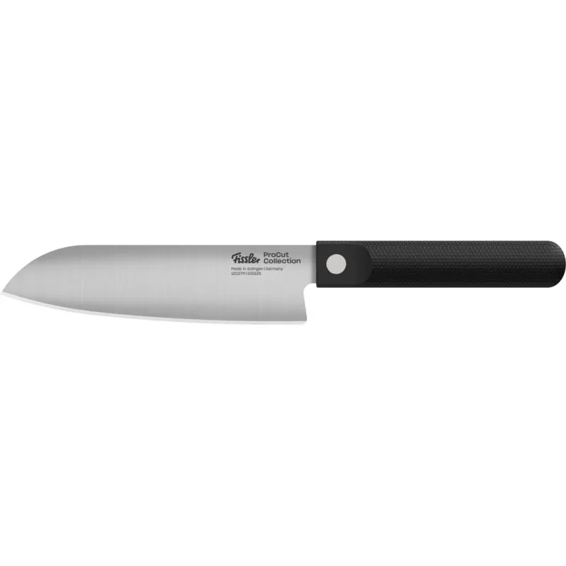 Das 3-teilige Fissler ProCut-Küchenmesserset mit präzisionsgeschmiedeten Klingen aus rostfreiem Stahl und ergonomisch geformten, schwarzen, strukturierten Griffen ist auf jeder Klinge mit dem Logo der Fissler ProCut-Kollektion versehen. Als Beispiel für deutsche Ingenieurskunst und das zeitlose Bekenntnis der Marke zur Qualität seit 1845 wird dieses Set vor einem weißen Hintergrund präsentiert.