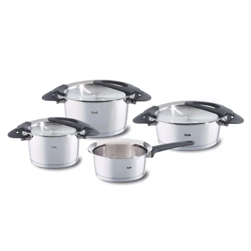 Fissler Intensa® 4-teiliges Set: drei Töpfe aus recyceltem Edelstahl mit Deckel, eine Stielkasserolle, schwarze Griffe, charakteristisches zeitloses Design.