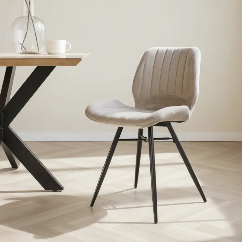 Beau Esszimmerstuhl Beige Samt Stoff – ohne Armlehnen, stimmungsvolles Foto in Modern Innenraum