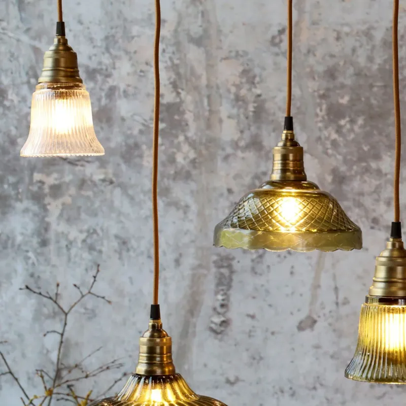 Glaslampe mit Messingaufsatz - Chic Antique
