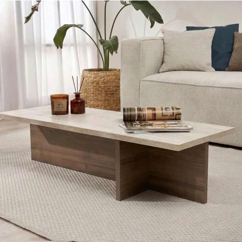 Moderne, rechtwinklige Salontafel mit Travertin-Blatt und Walnuss-Melamin-Untergestell. Abmessungen: 120 x 45 x 30 cm.