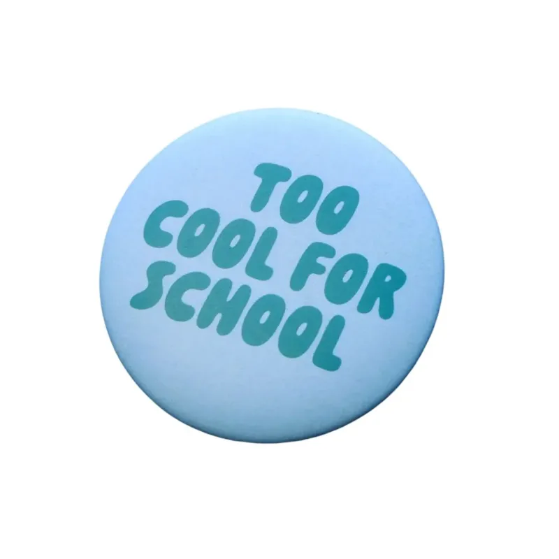 Ansteckbutton 'Too Cool For School' blau