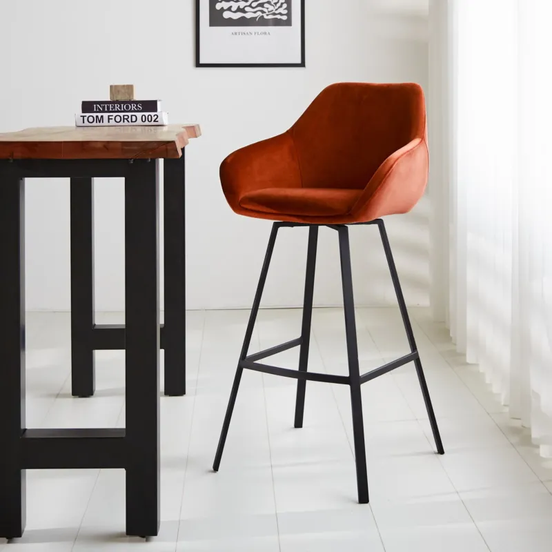 Barhocker Elise Samt Dimehouse Rost LxBxH 95x59x57 Samt Stimmungsvolles Foto diagonal von vorne