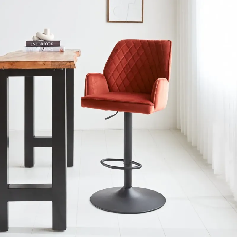 Barhocker Novan-Samt Dimehouse Kupfer LxBxH 75x58x54 Stoff Stimmungsvolles Foto diagonale Vorderansicht