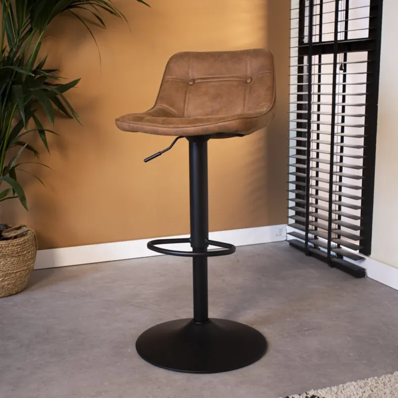 Barhocker Keston Dimehouse Cognac LxBxH 82x52x39 Mikrofaser Stimmungsvolles Foto diagonal von vorne