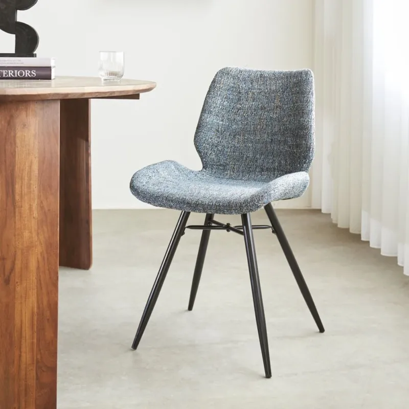 Esszimmerstuhl Beau Chenille Dimehouse Blau LxBxH 72x68x50 Stoff Stimmungsvolles Foto diagonal von vorne
