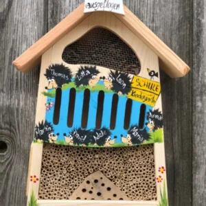 Insektenhaus "Insektenquartier klein hellblau mit Igeln" personalisiert