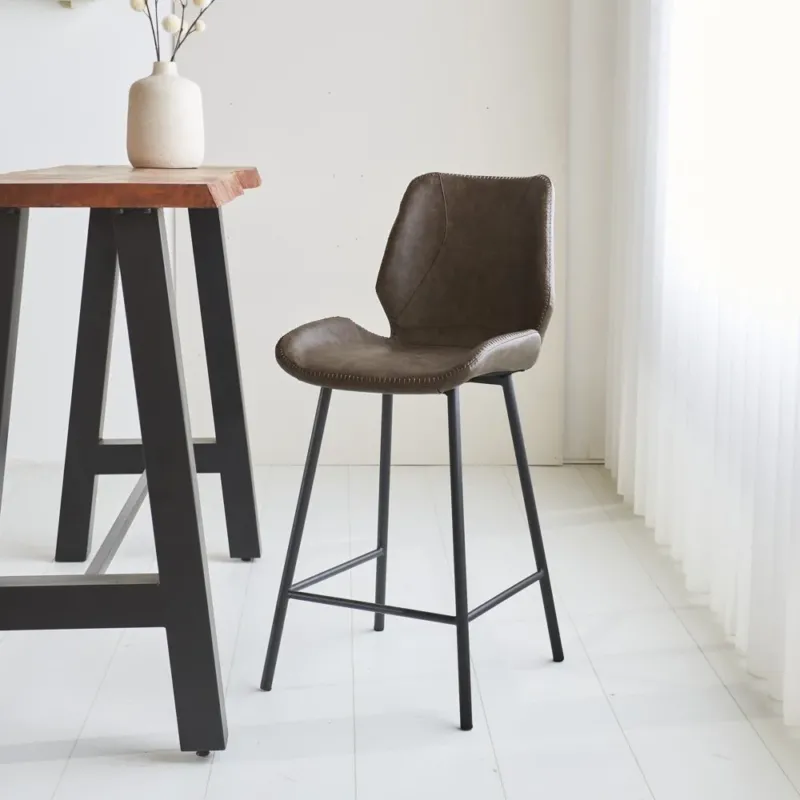 Barhocker Schönes Kunstleder Dimehouse Taupe LxBxH 84x54x52 Kunstleder Stimmungsvolles Foto schräge Vorderansicht