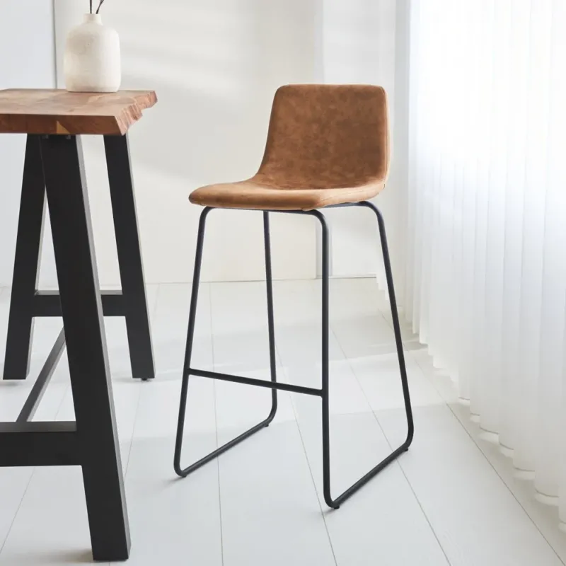 Barhocker Brentt Dimehouse Cognac LxBxH 84x60x49 Mikrofaser Stimmungsvolles Foto diagonal von vorne