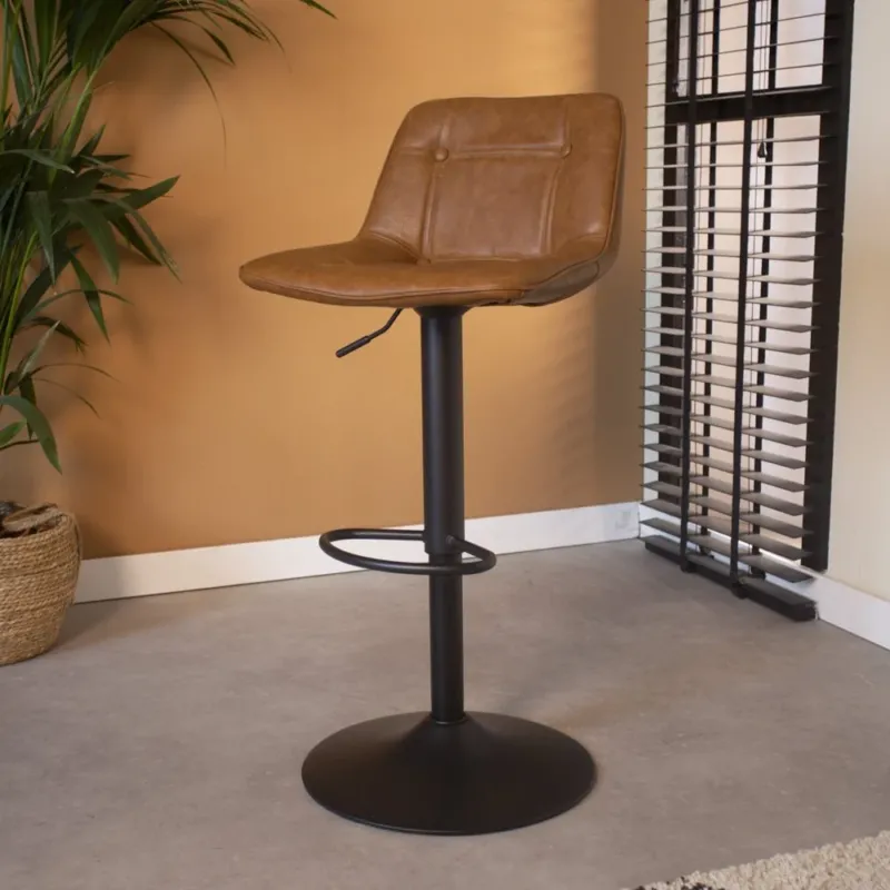 Barhocker Jason Dimehouse Cognac LxBxH 82x52x39 Kunstleder Stimmungsvolles Foto schräge Vorderansicht