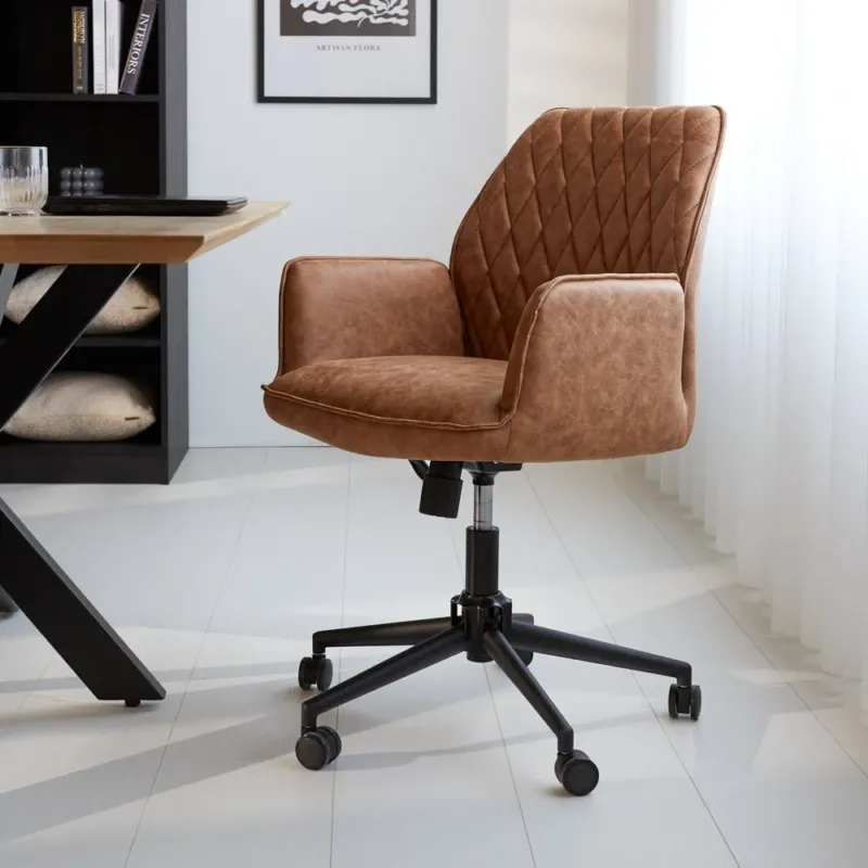 Bürostuhl Novan Dimehouse Cognac LxBxH 72x63x58 Stoff Stimmungsvolles Foto diagonale Vorderansicht