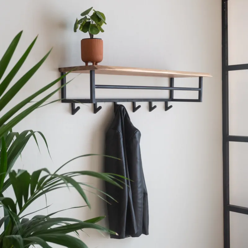 Garderobe Niels DH Interior Akazie LxBxH 102x37x30 Akazienholz Stimmungsvolles Foto diagonale Vorderansicht