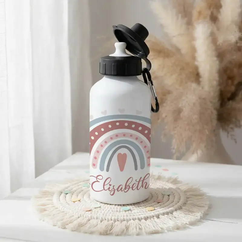 Personalisierte Trinkflasche Kinder Boho-Regenbogen Herzen – zwei Verschlüsse personalisiert mit Namen