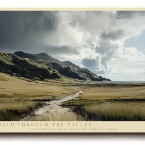 Paul Sinus Wandbild The Path Through the Valley Landschaftliches Meisterwerk mit dramatischem Himmel über einem weiten Tal, durchzogen von einem Bachlauf zum Meer.