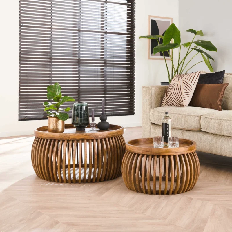 Couchtisch Hans DH Interior Mango LxBxH 88x88x45 Mangoholz Stimmungsvolles Foto diagonal von vorne