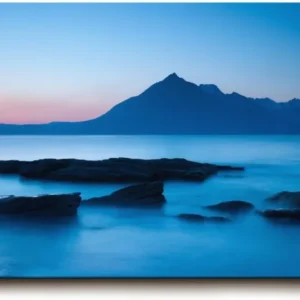 Sinus Art Wandbild 120x80cm Ruhige Bergsilhouette im Dämmerlicht mit glatter Wasseroberfläche in Blautönen