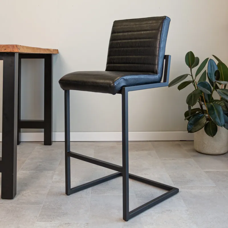Barhocker Kuba Dimehouse Schwarz LxBxH 93x58x53 Kunstleder Stimmungsvolles Foto diagonal von vorne